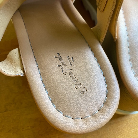 Universal Thread Tan Platform Sandals - Picture 6 of 6